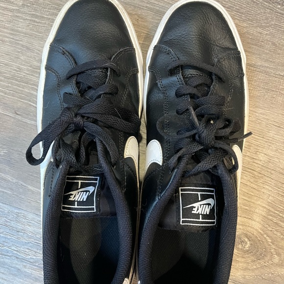 COPY - Men’s Black Nike Signature Sneakers size 11, Good Condition, Mild Scuffs… - Picture 2 of 8